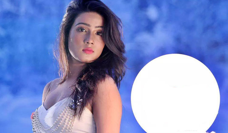 বিয়ের পর স্বামীসহ প্রকাশ্যে মাহিয়া মাহি